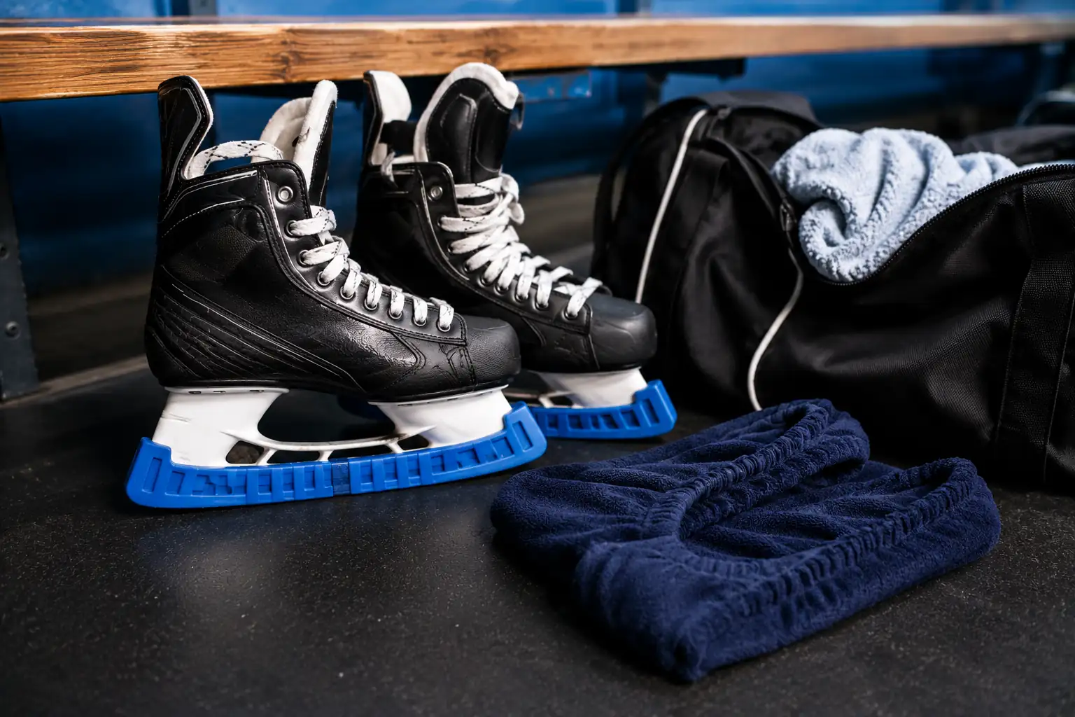 patins à glace avec protège-lames rigides et housses de protection dans un vestiaire