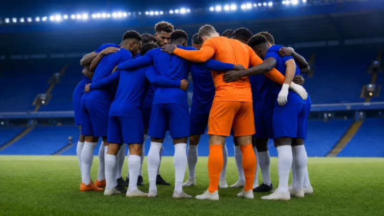 Joueurs de Chelsea 2026-2027 réunis en cercle avant un match de football